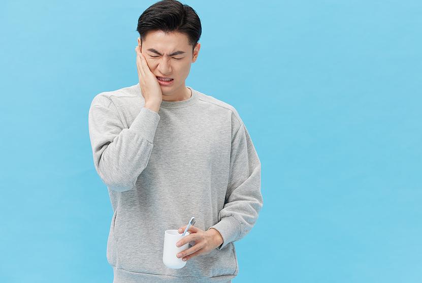 拔完牙五天嘴里臭臭的血腥味,拔完牙后吞咽口水臭臭的