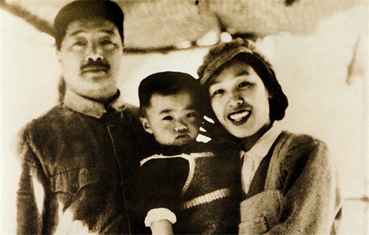 2001年贺鹏飞因突发心脏病去世，母亲盯着遗体发呆，重复说一句话