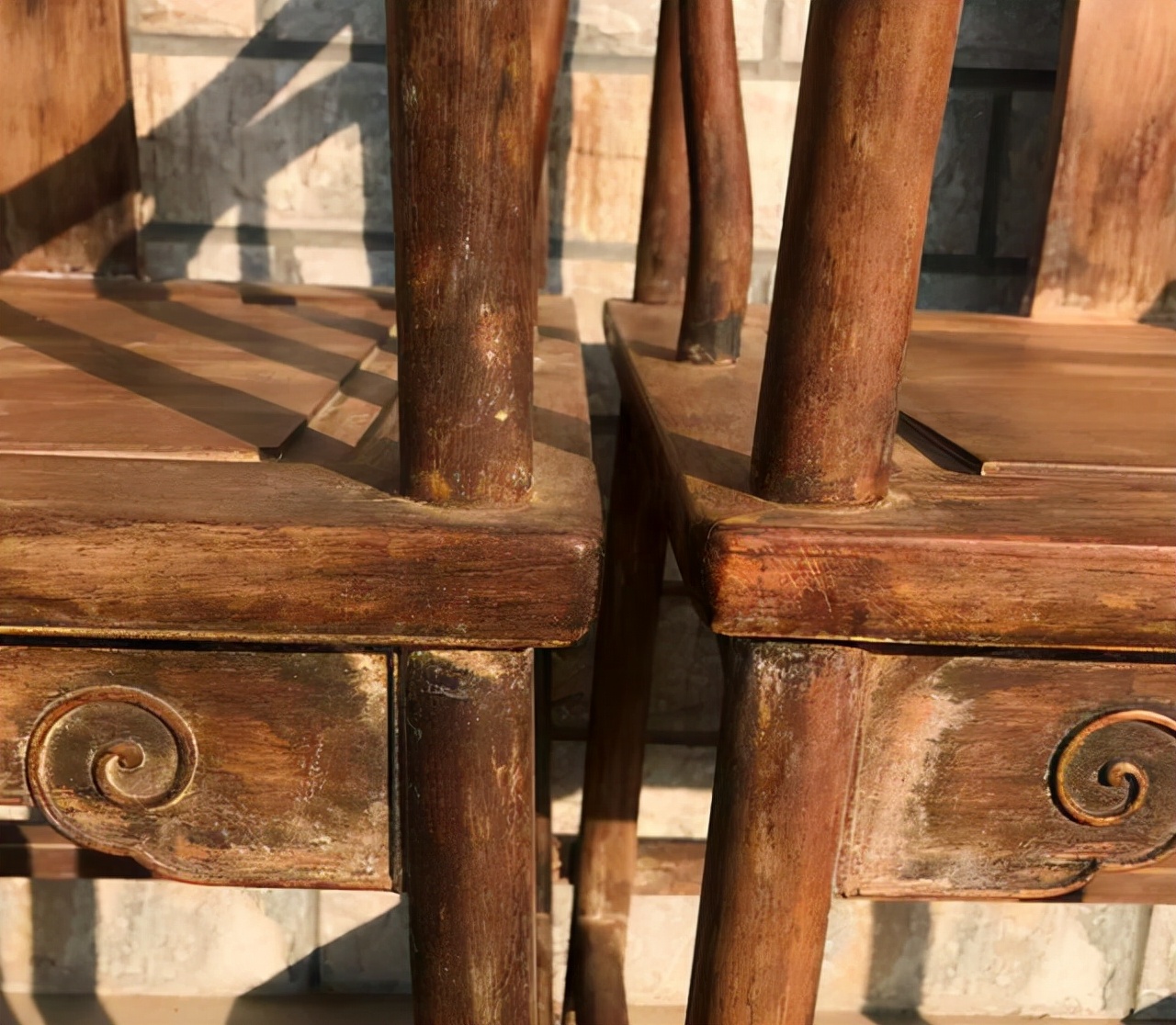 老人捡到一把椅子结果是古董,老人捡到了一把破椅子