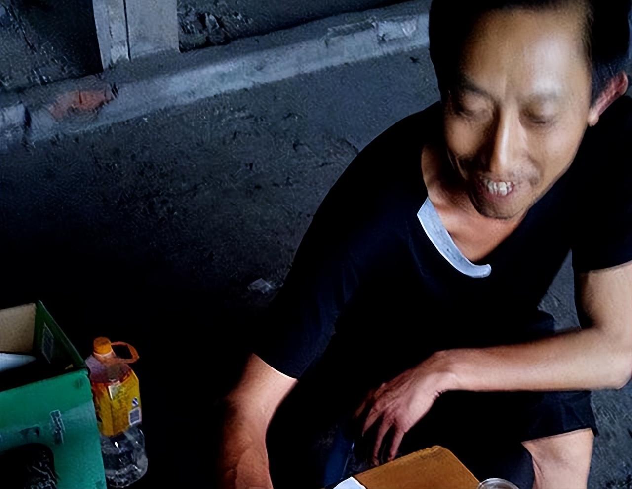 一小伙几十年研究彩票,小伙看破彩票机密一年挣80亿