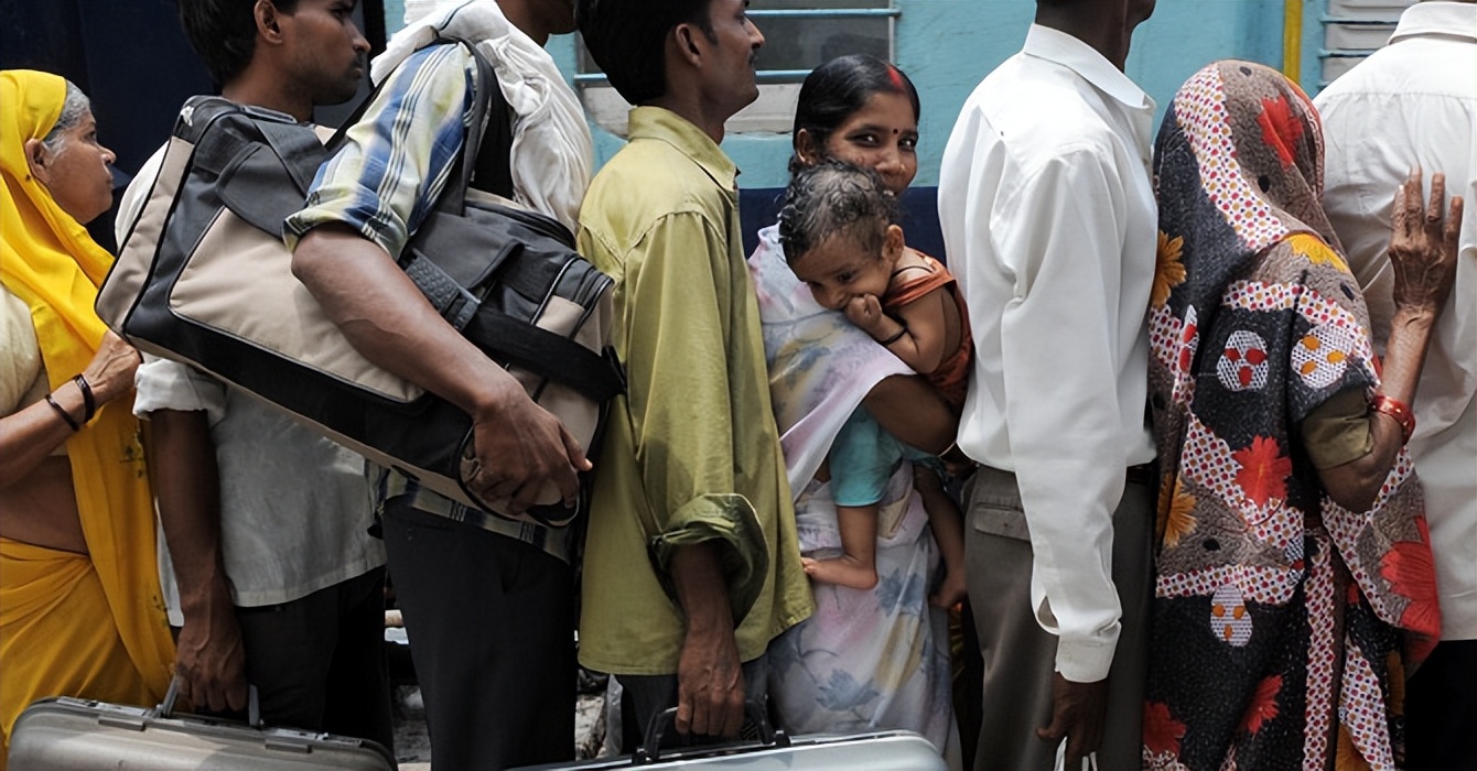 印度公交*狼色**猖獗，一枚小小的别针，成了众多女性的防身*器武**