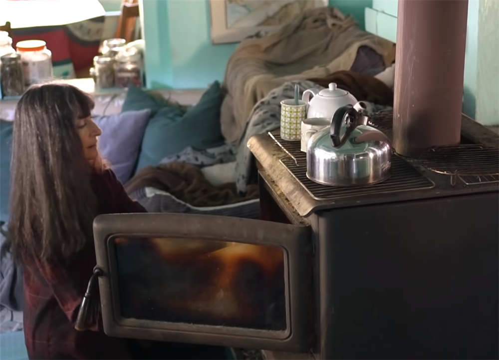 夫妻二人买下海岛过起隐居的生活,夫妻隐居小岛与世隔绝