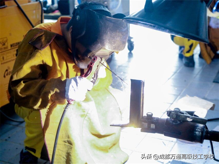 学焊接专业选哪个学校,襄阳中博焊接技术培训学校