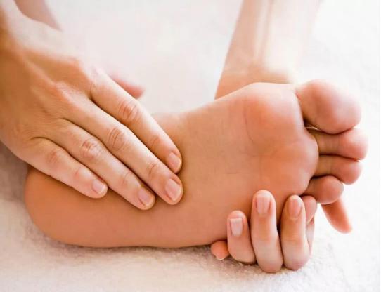 身体有癌脚先知道,脚出现这些症状可能是大病的前兆