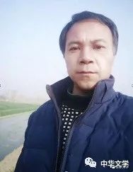 她们追逐在潮湿的花枝上我抖去黑暗直视夜空播种下一次奇迹的诞生