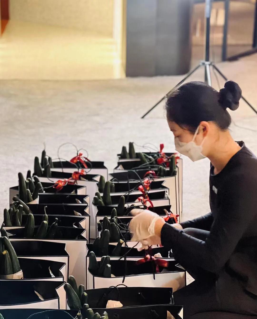 上海某奢侈品店为有迫切需求的客户提供精心包装的蔬菜，笑翻了