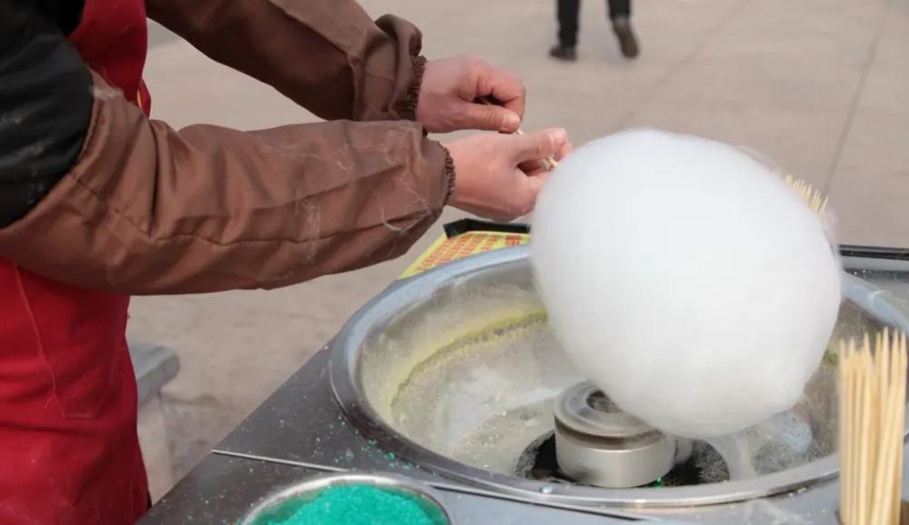 夜市阿叔：摆摊卖棉花糖，5元一个，日卖50～80个