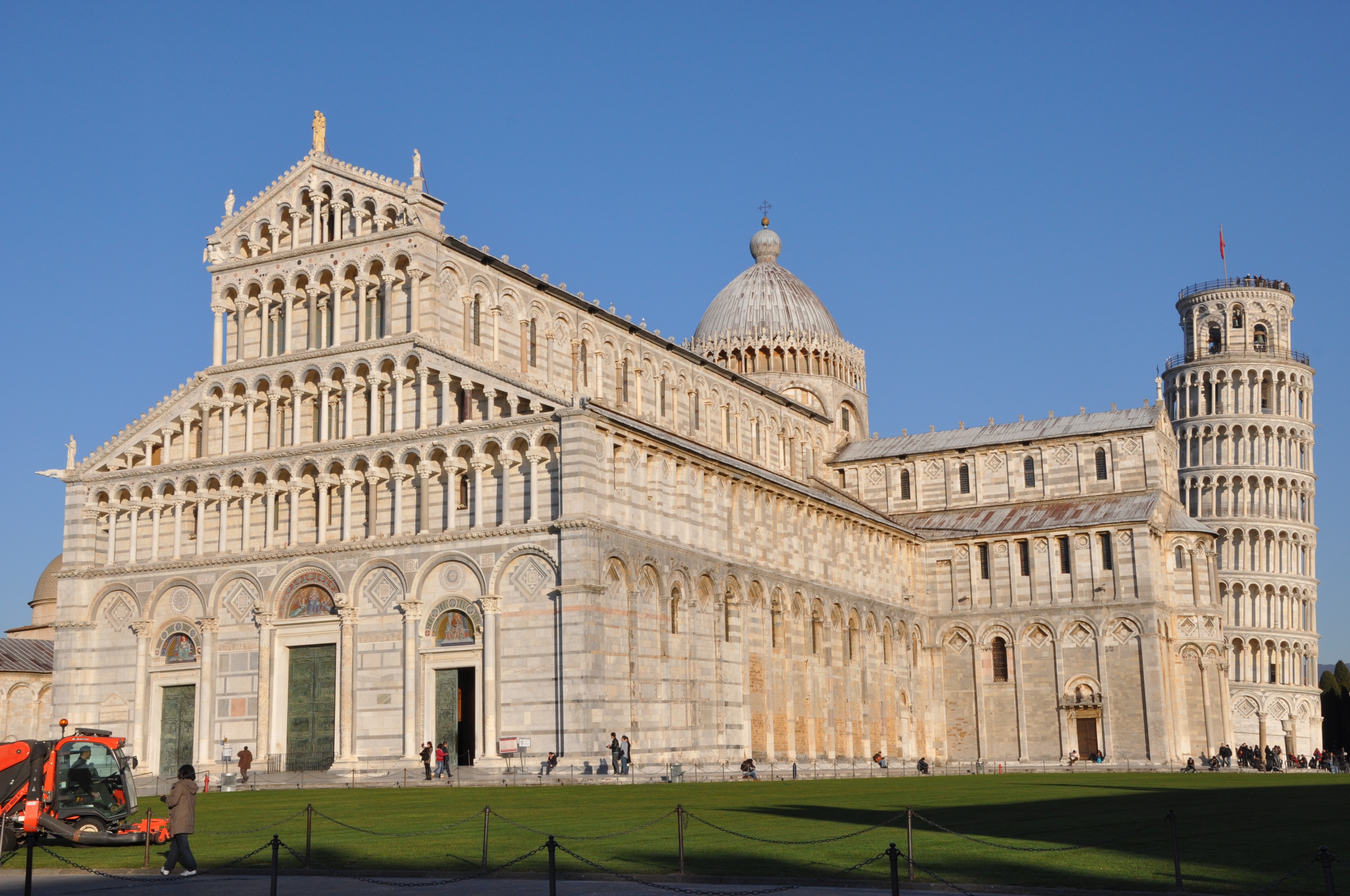 罗马式比萨斜塔,著名的意大利比萨斜塔是斜的吗