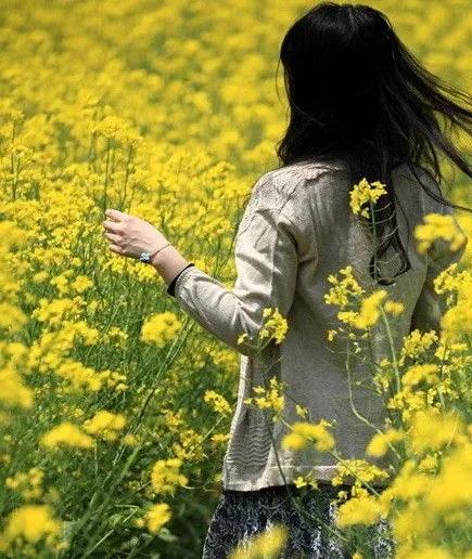 男子捡到塑料戒指扔掉被赔偿,男子捡到戒指被判赔8000元