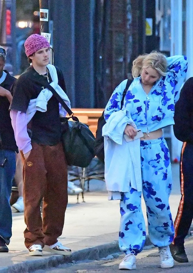 小七与小贝接吻,小贝亲吻小七所有照片