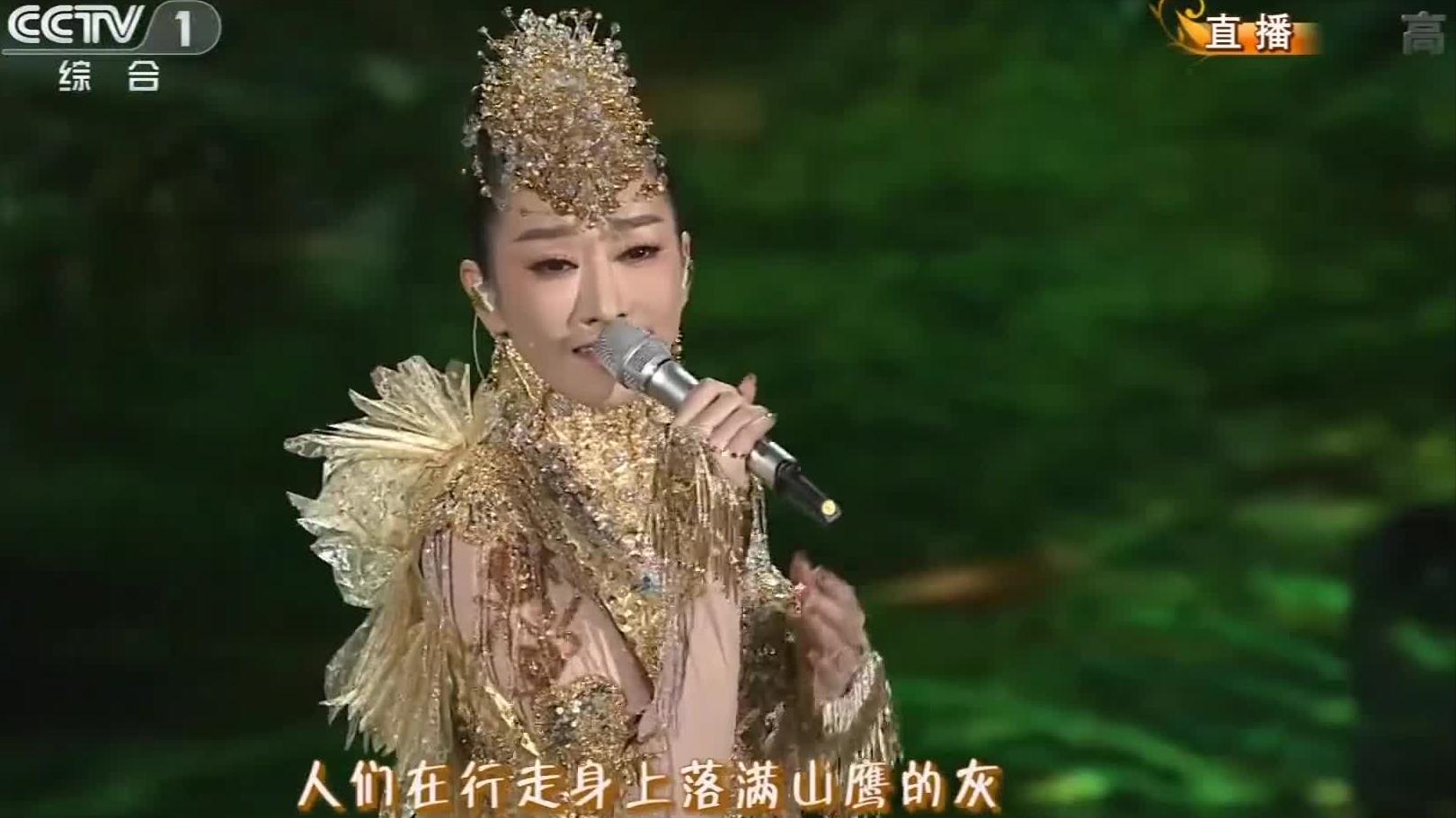 萨顶顶假唱话筒拿反是故意的吗,萨顶顶假唱话筒拿反是哪年