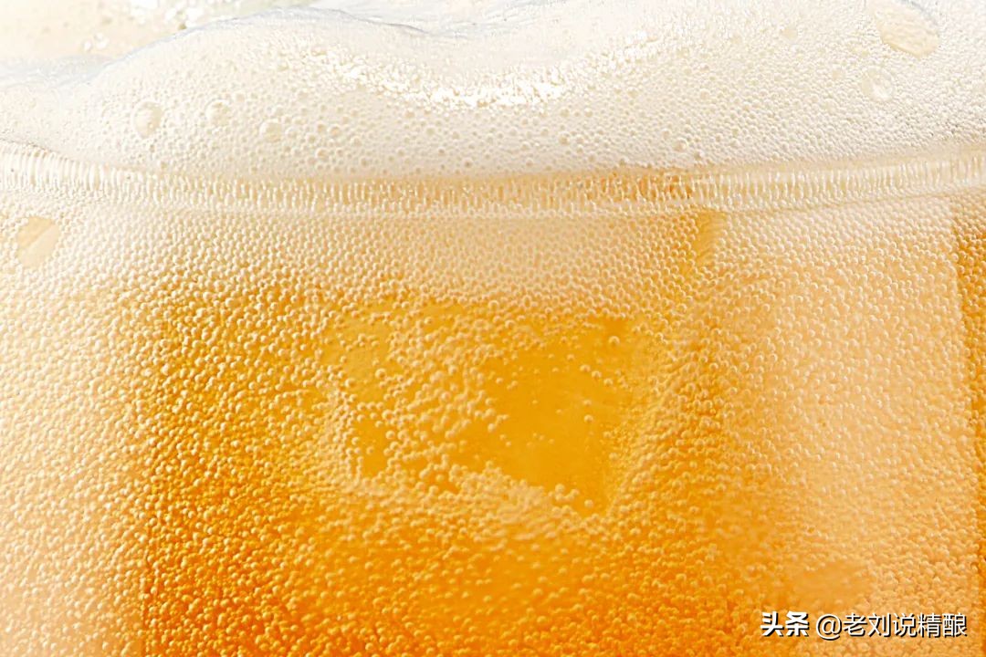 啤酒颜色变深是坏了吗,啤酒颜色深怎么回事