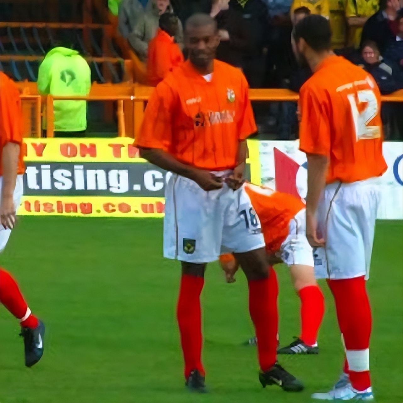 埃德森穿紧身球衣吗,埃德森边缘踩球纹丝不动了吗