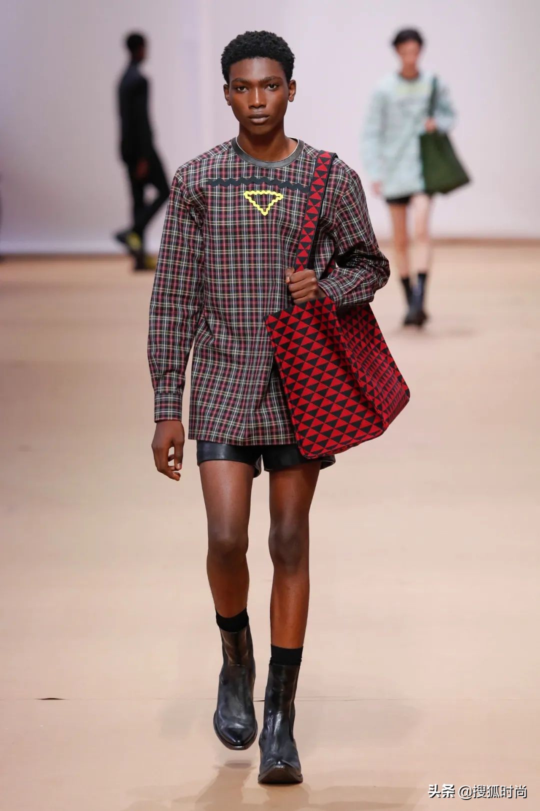 米兰男装时装周衬衣短裤,米兰时装周黑色露肩