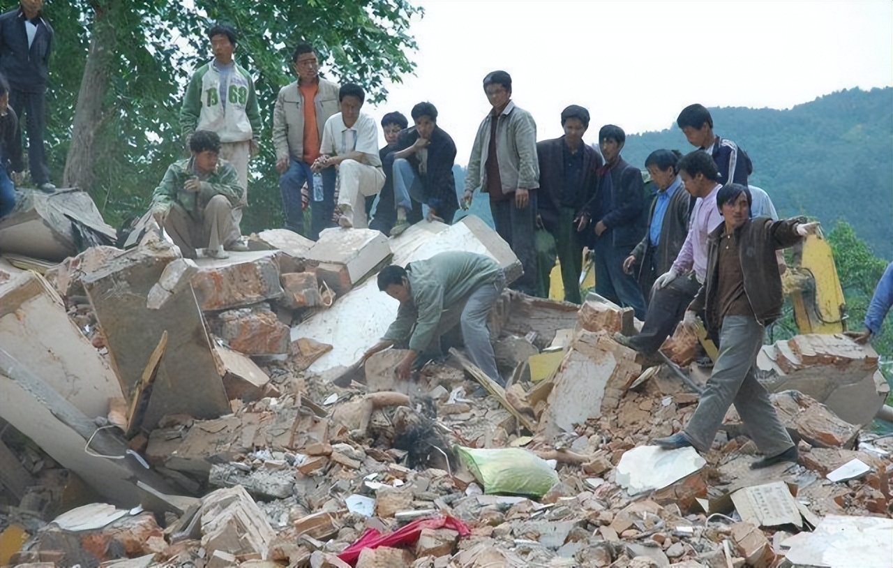 2008年，背亡妻回家的好男人，半年后却闪婚女网友，如今他怎样了