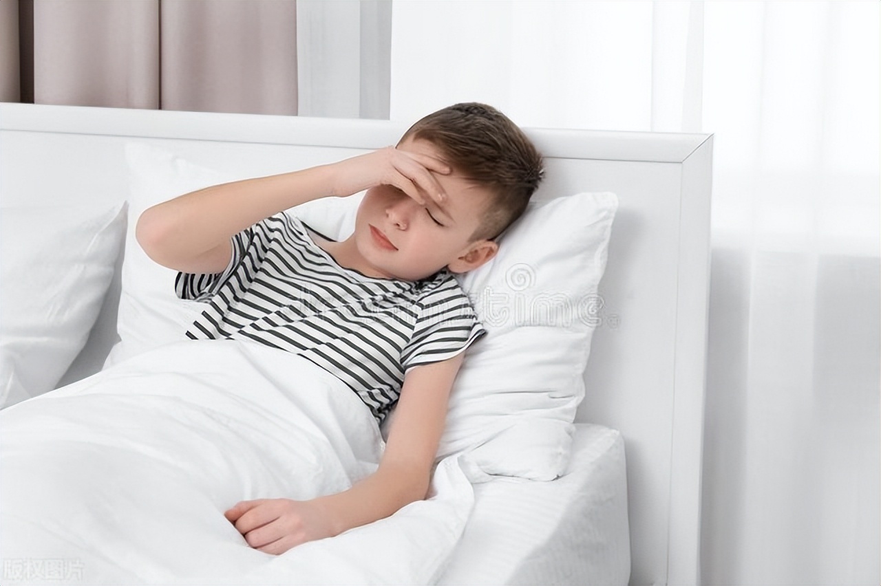 孩子一到学校就吐怎么办,孩子恶心想吐心跳加速是怎么回事