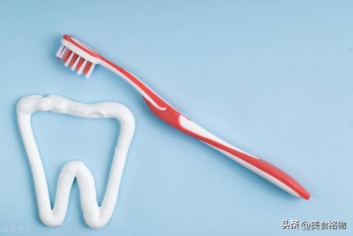 用完的牙膏千万别扔放在马桶水箱,用完的牙膏管不要扔