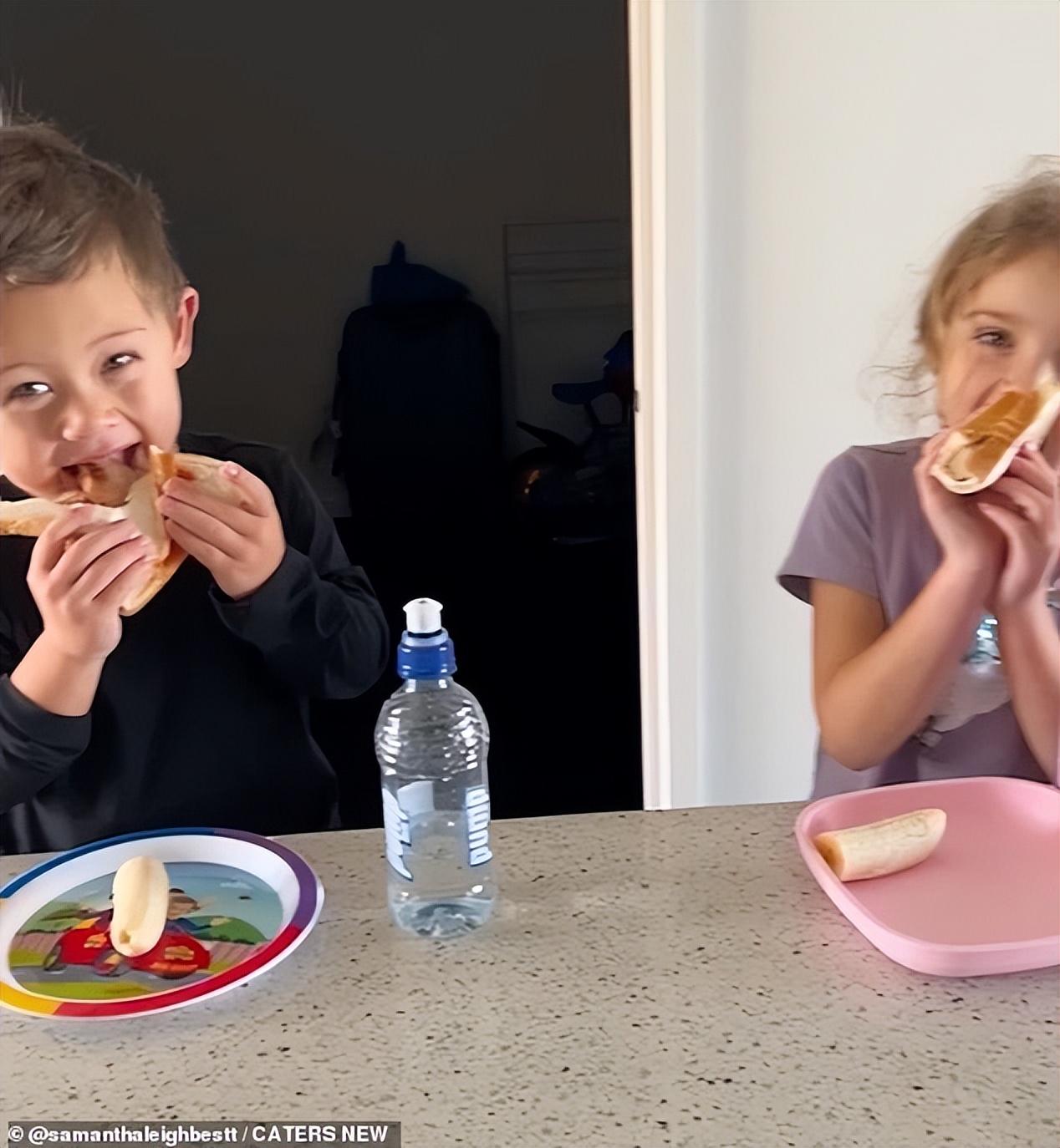 濮愬淇╁湪鏂拌タ鍏扮殑鐢熸椿 (涓ゅ濡瑰湪鏂拌タ鍏扮殑鏃ュ父鐢熸椿)