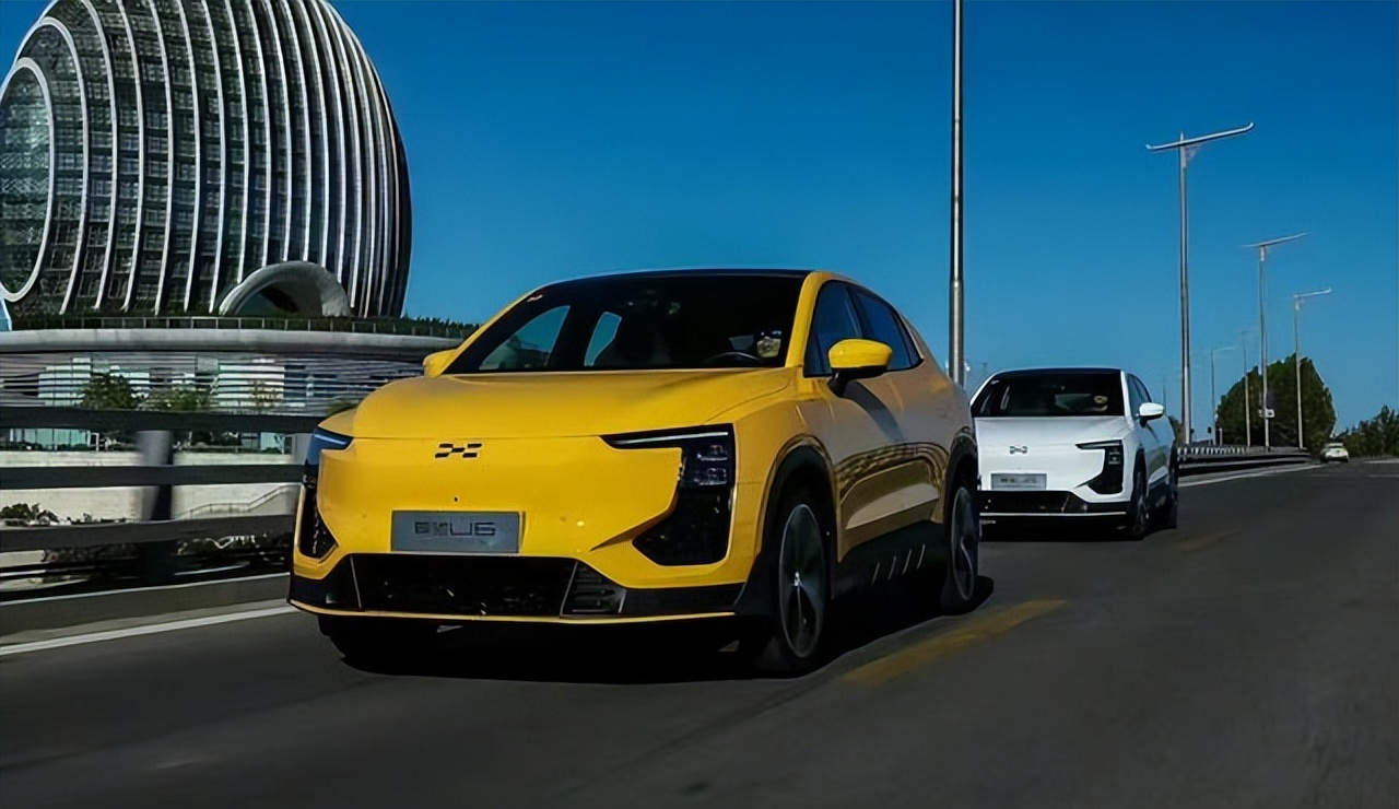 晚到却是“全球级”，扭转刚度3万牛米，连麦克风都是标配，22万