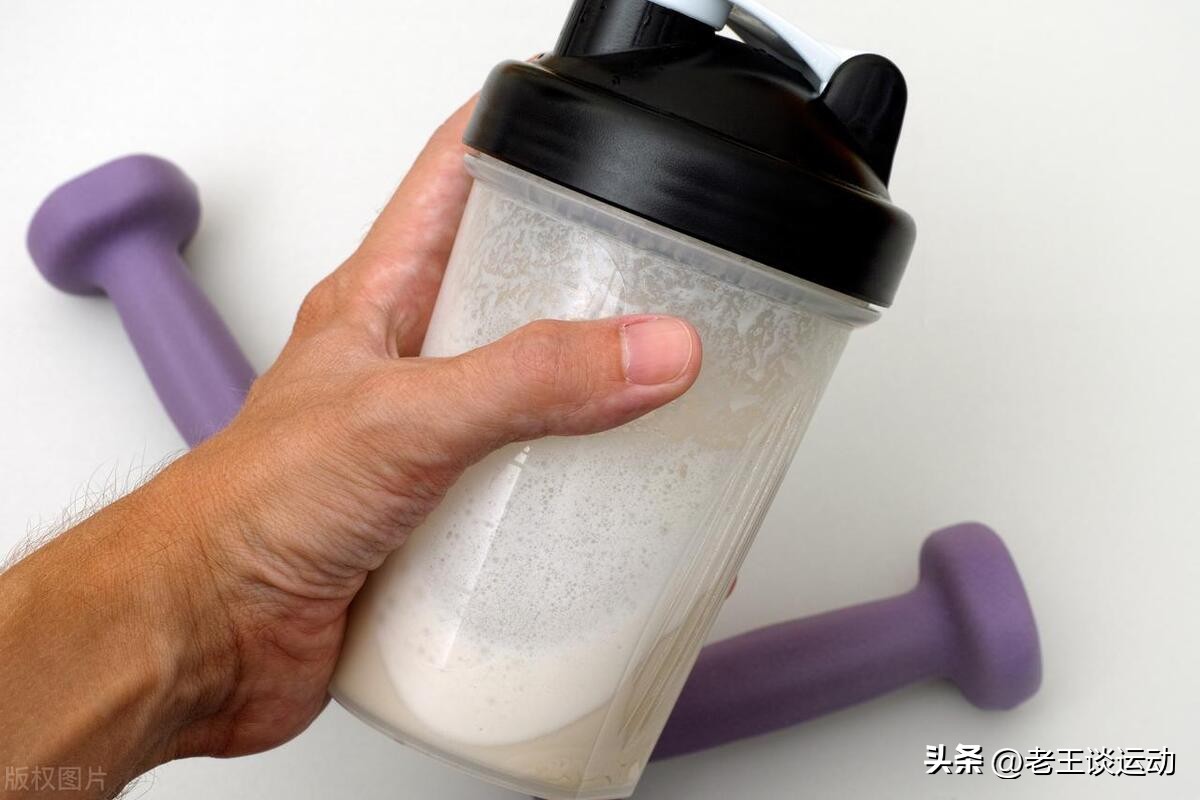 健身吃了增肌粉还需要吃几个鸡蛋,健身增肌是吃鸡蛋好还是蛋白粉好