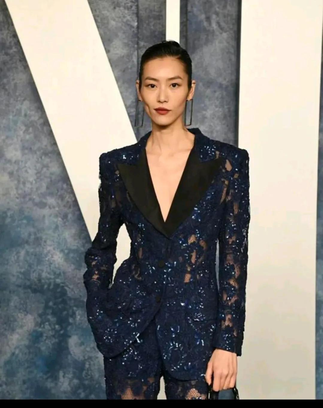 刘雯出席名利场奥斯卡派对 (刘雯奥斯卡派对造型好美)