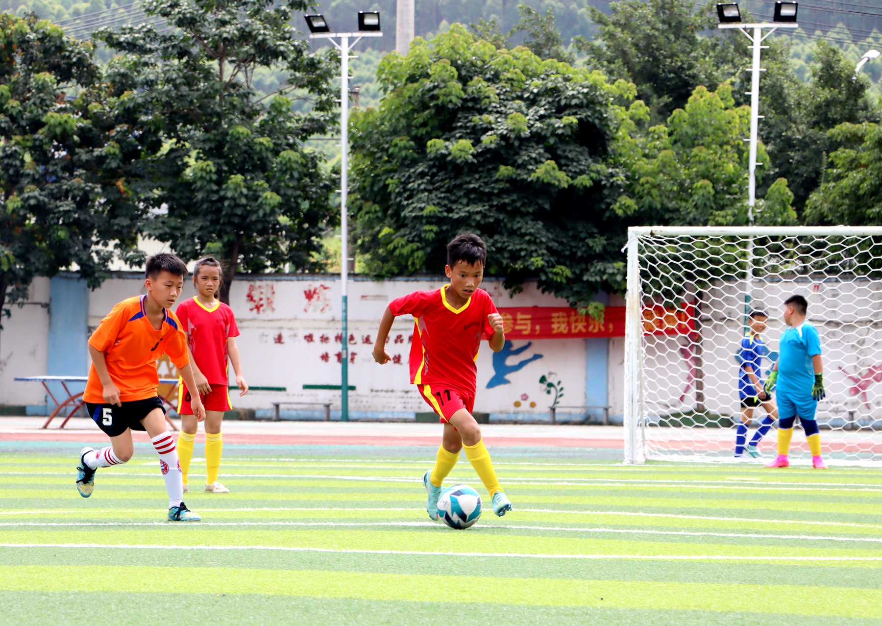 绿茵逐梦小学生校园足球联赛,全县中小学生校园足球赛开赛