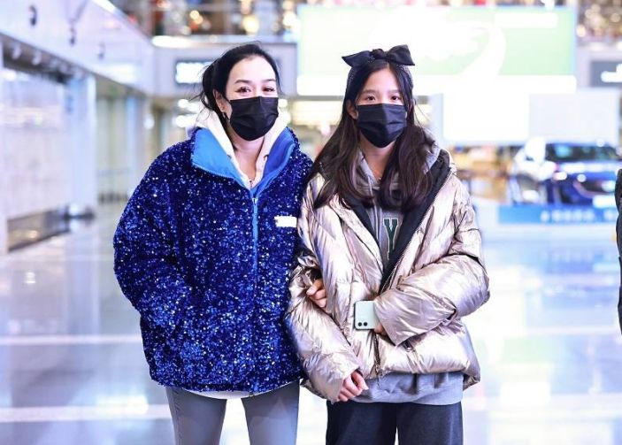 钟丽缇穿橘色运动装,钟丽缇身穿一身豹纹运动装