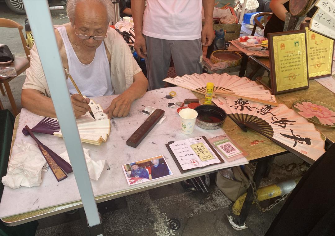 记者实地探访网传凉了的淄博烧烤,淄博烧烤让我们体验了人间烟火气