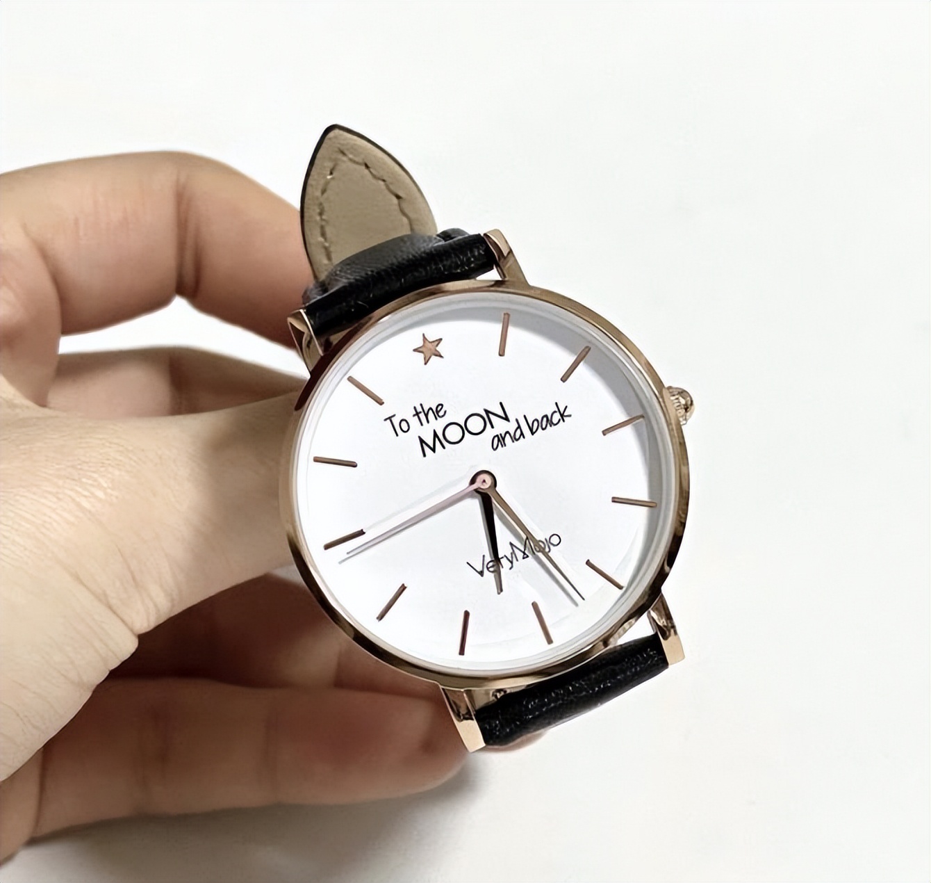 刚谈的女朋友七夕送什么礼物好,七夕送老婆礼物推荐高端金手镯