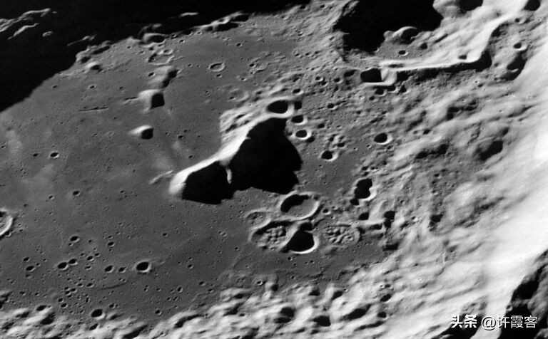 九死一生的阿波罗登月计划，实验中死亡三人，阿姆斯特朗差点牺牲