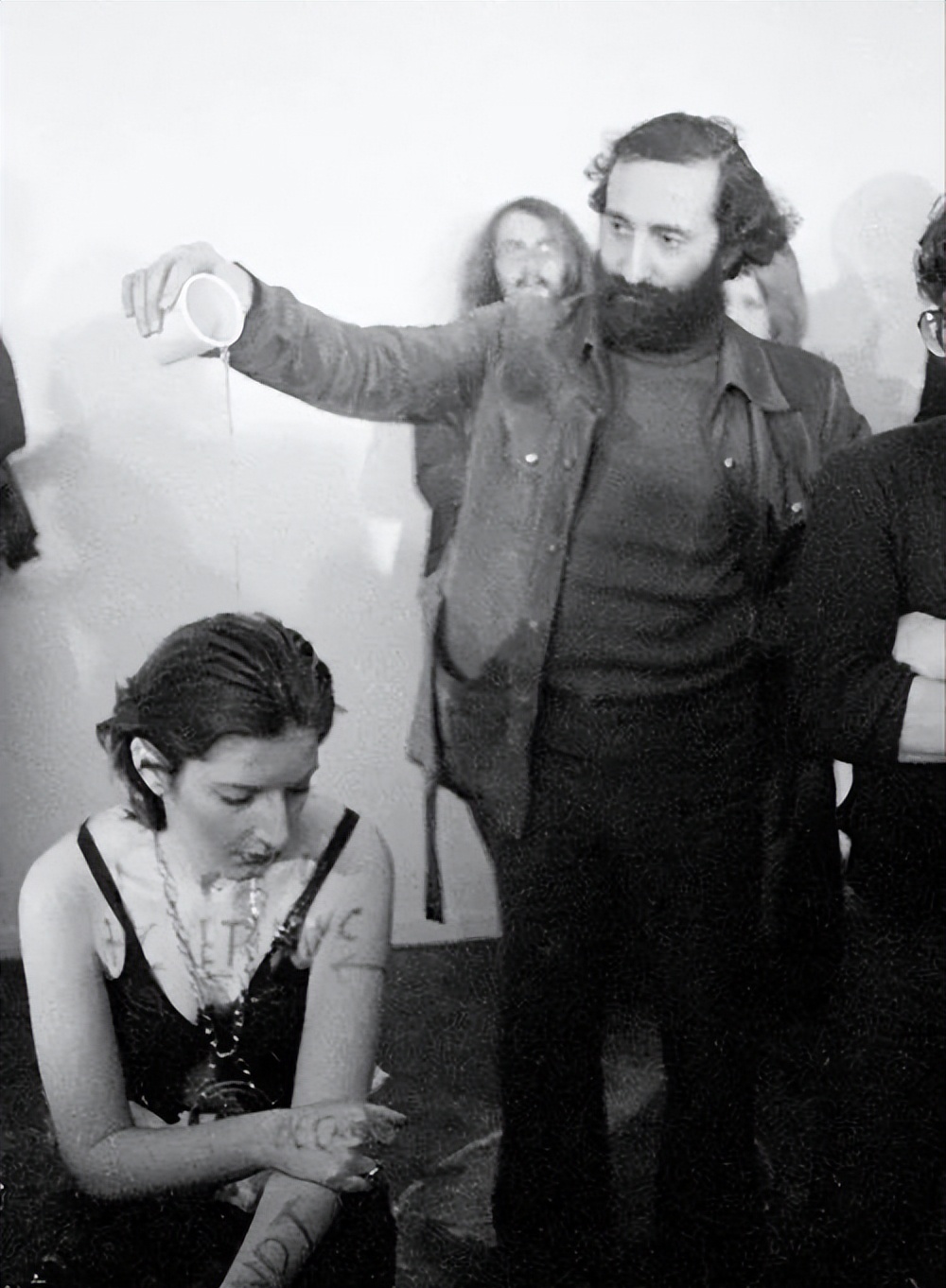 行为艺术之母—玛丽娜裸身试人性，揭示了“人性本恶”的道理