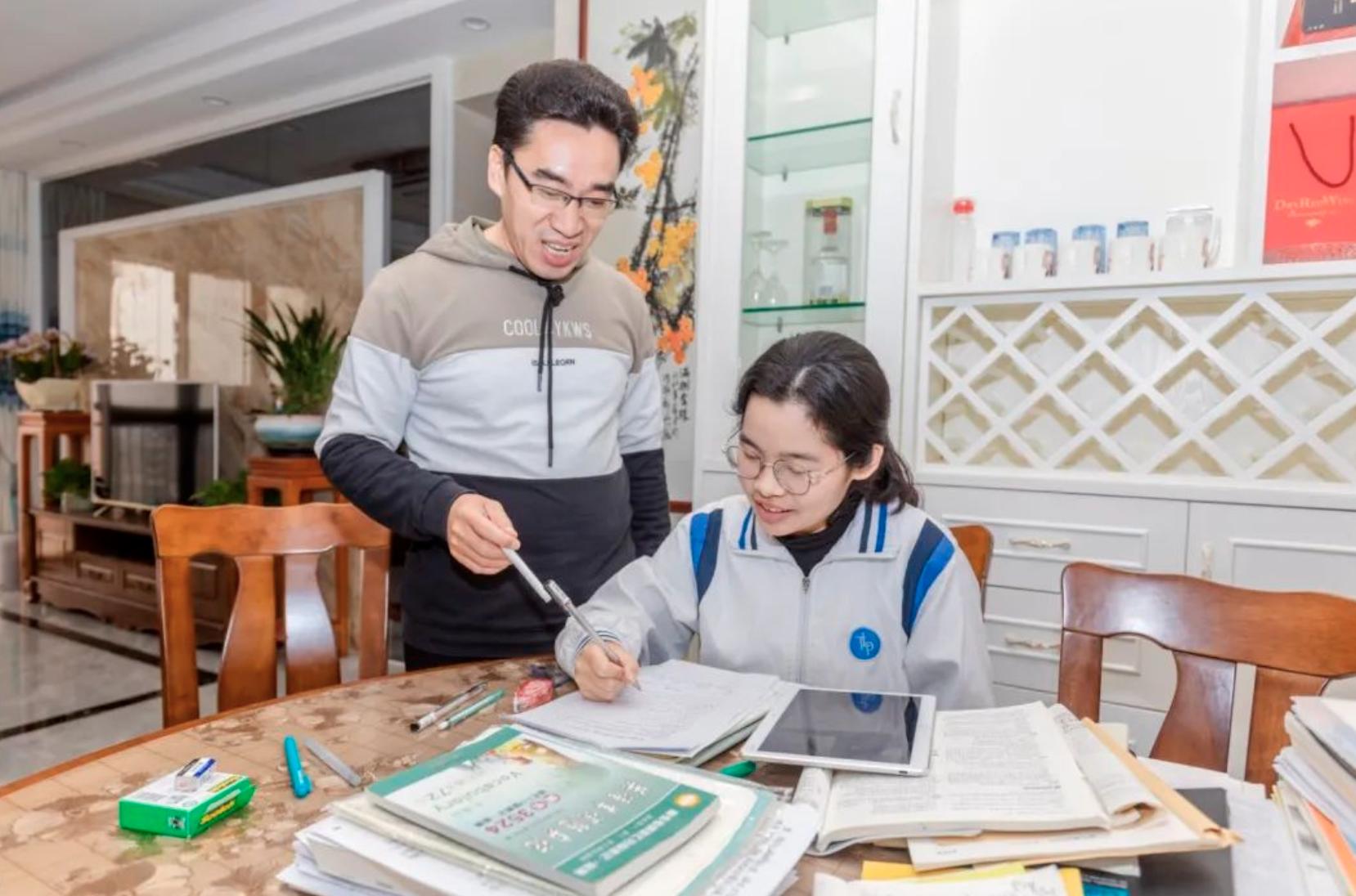 男孩被妈妈带进女厕所，趴地挨个偷看隐私部位，为何家长性无知？