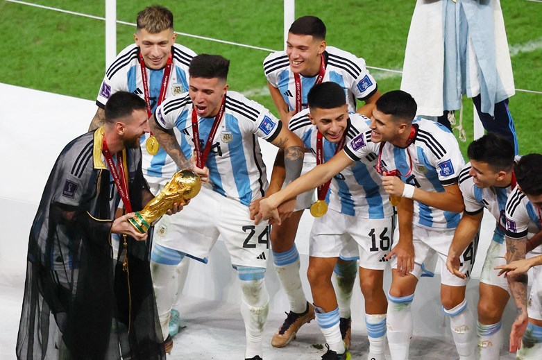 梅西作为队长举起的奖杯,梅西举起法甲冠军