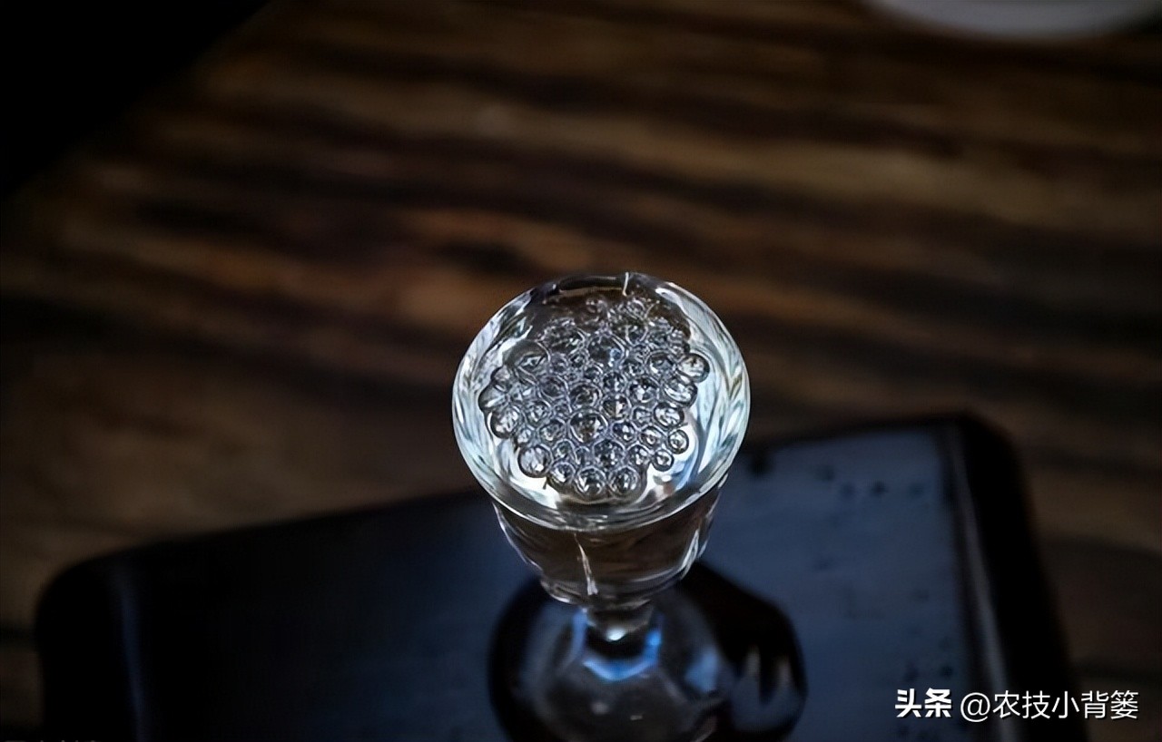 三伏天喝点白酒好吗,临近三伏天该喝啤酒还是白酒好