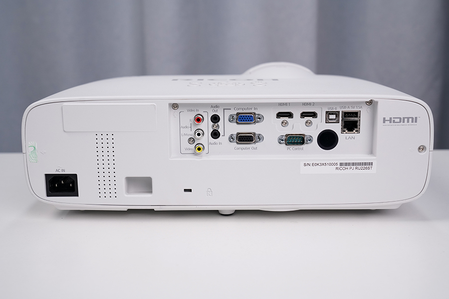 兼顾高亮度和0仰角超短焦,理光RU226ST商务投影仪上手评测