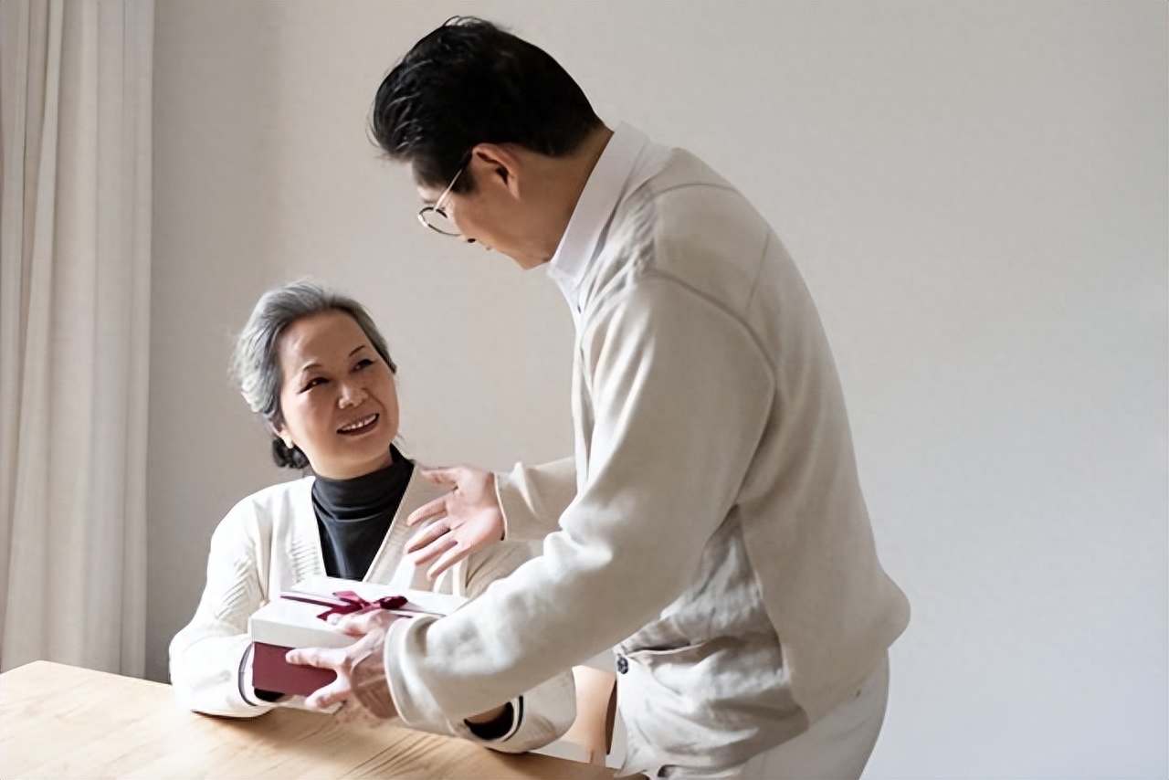 父亲离婚娶了后妈该如何接受,父亲再婚娶后妈好吗