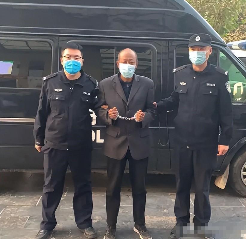 2013年，7名离异女性自愿给秃头大爷几十万，警察都笑了！