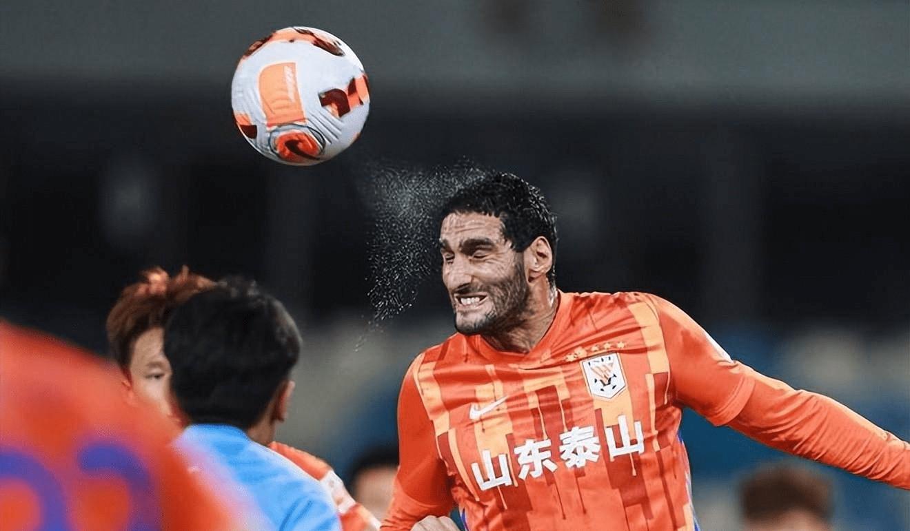 中超赛场球迷再现不和谐一幕,中超赛场再现丑陋一幕