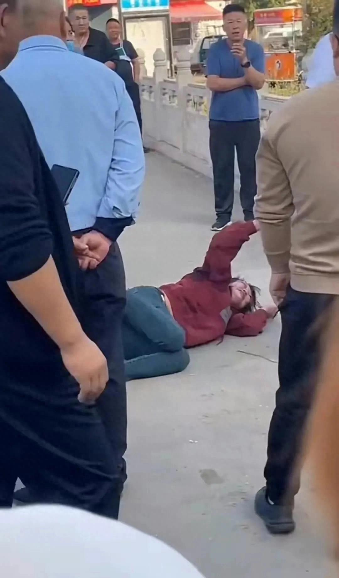 东营男子当街抽打女人后续,成都女子当街鞭打男子后续