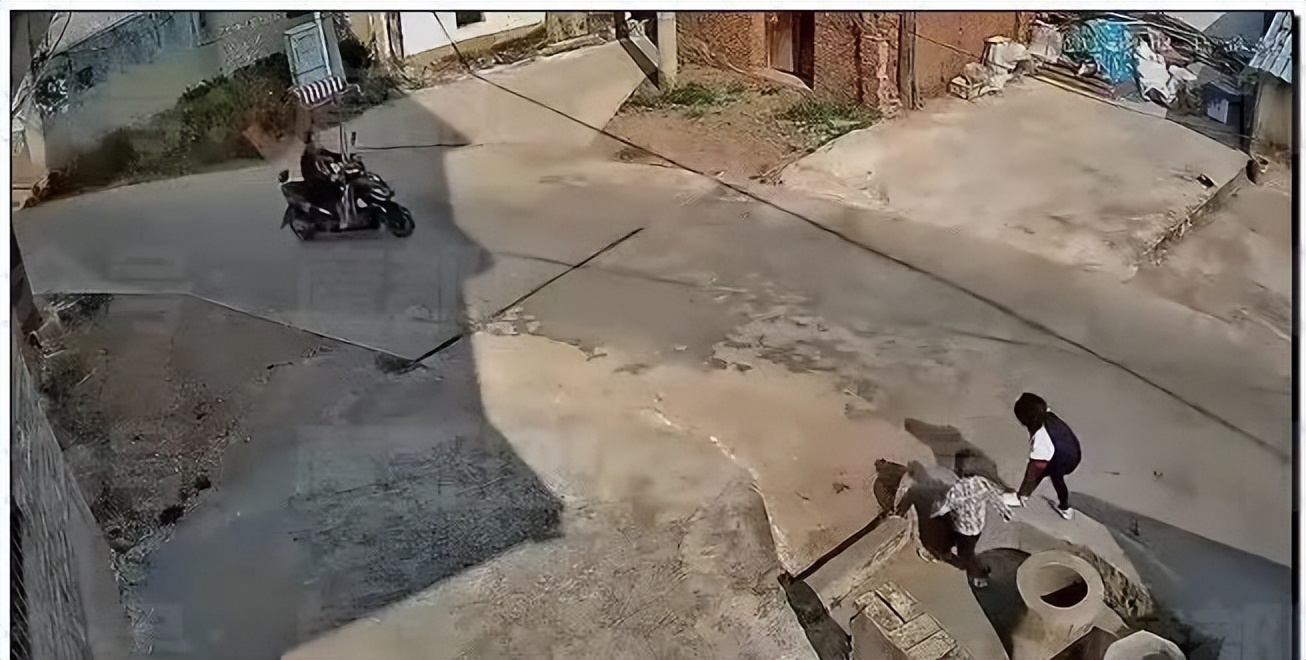 7岁女孩把4岁男童塞进深井,7岁女孩将4岁男童扔井里过程