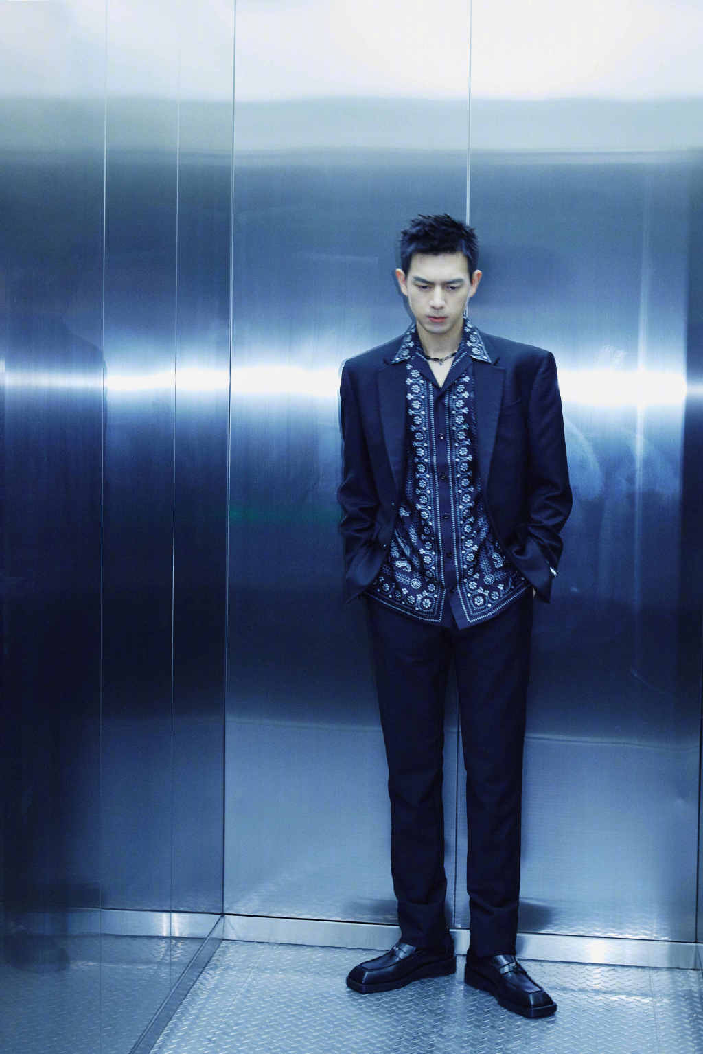 男明星宫廷风男西装搭配,最新男明星穿搭