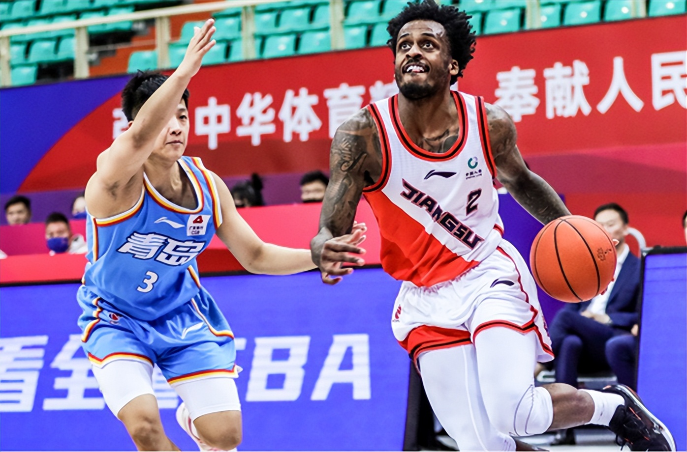 江苏6分胜青岛，双核46+22背后，李楠指导2处“微调”收奇效