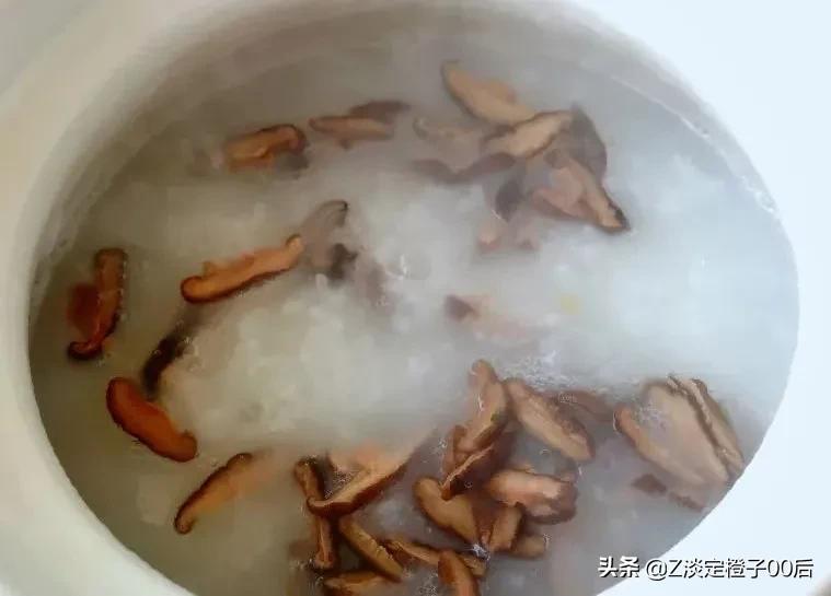 干贝鲜虾海鲜粥汤鲜味美营养丰富,潮汕鲜虾干贝海鲜粥做法原料