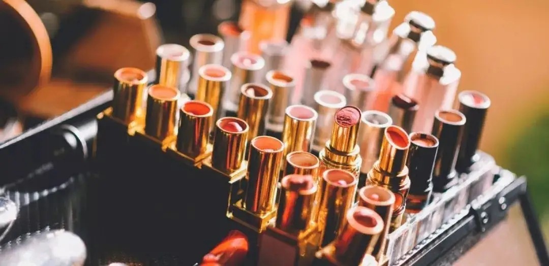 大学专业和化妆品有关的专业,这四所高校拥有全国一流专业