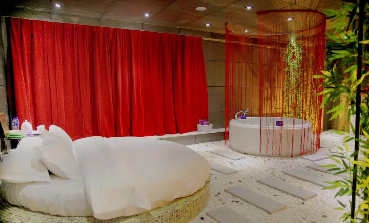 情侣酒店里的床是什么床,酒店情侣房有哪些东西