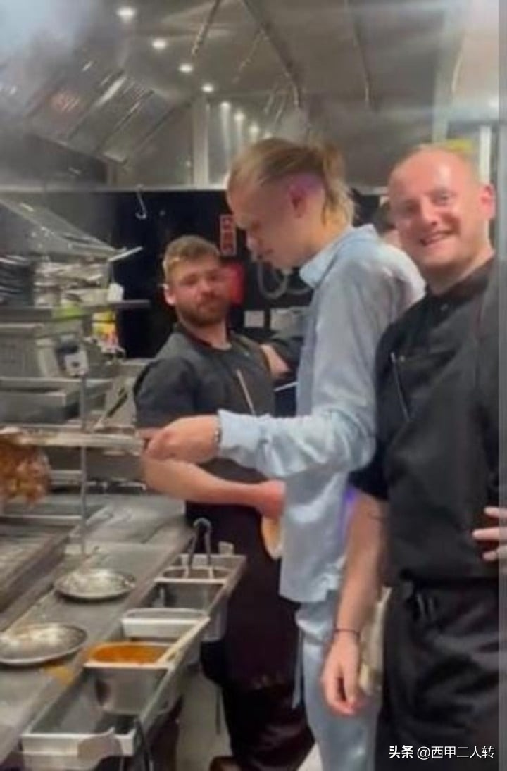 曼城夺冠派对哈兰德和女友,曼城球员开派对庆祝