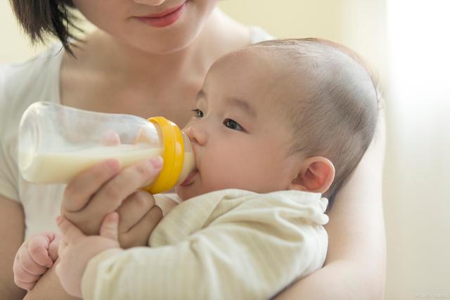 宝宝吐奶时妈妈怎么安慰,宝宝吐奶后精神反应差什么表现