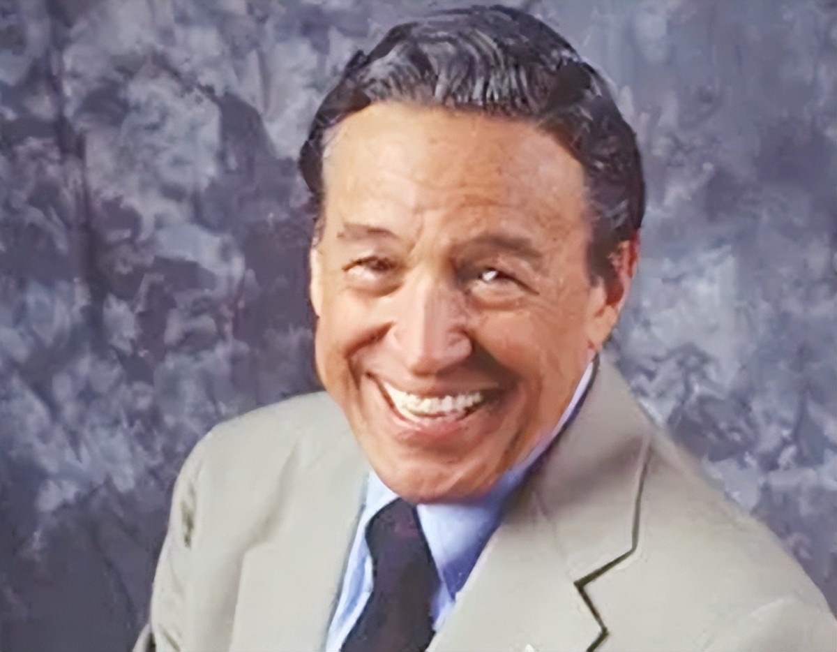 1986年，美国记者采访*小平邓**，看到他抽烟问道：能给我一支吗？