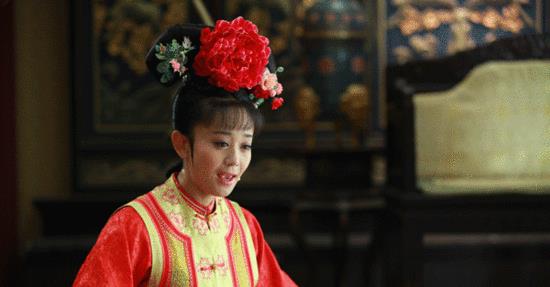 “小丑手”太减分了，这8位女星个个貌美如花，却被手拖后腿