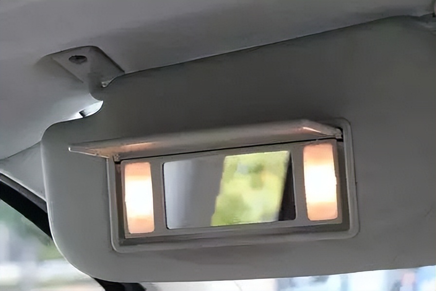 开车阳光刺眼看不见路怎么办,开车阳光太刺眼